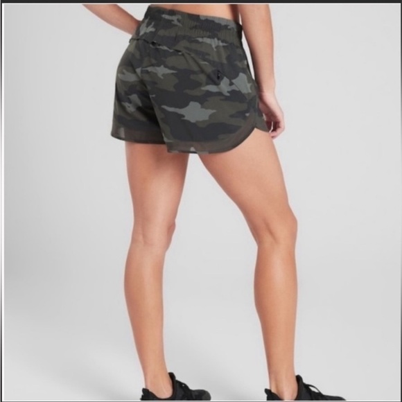 ATHLETA Printed Mesh Racer Run Short 4” Camo Green Sz S - Picture 3 of 15